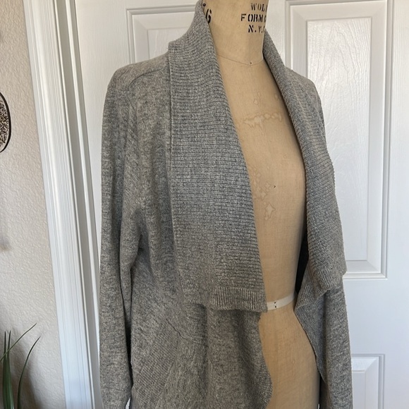 Heather Gray High/Low Hem Cardigan. Size M - Picture 2 of 8